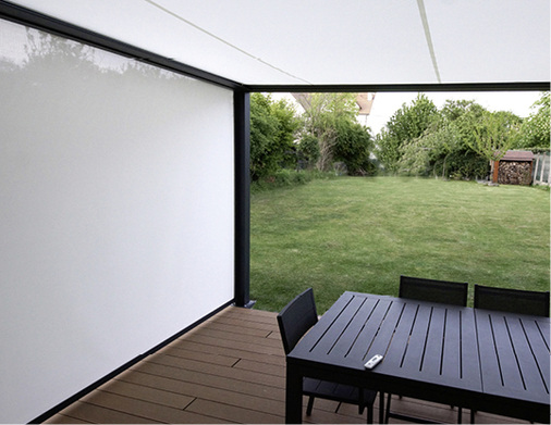 



Mit dem Transparenzgrad der Bespannung wählt der Kunde aus, inwieweit er noch Sichtkontakt zu seiner Umwelt haben möchte, wenn die Anlagen geschlossen sind. 
