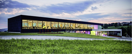 
Die Zentrale im österreichischen Kollerschlag ist mit seinen „Loxonauten“ (Mitarbeitern) die Ideenschmiede des Unternehmens, das 2008 von Martin Öller und seinem Partner Thomas Moser gegründet wurde.
