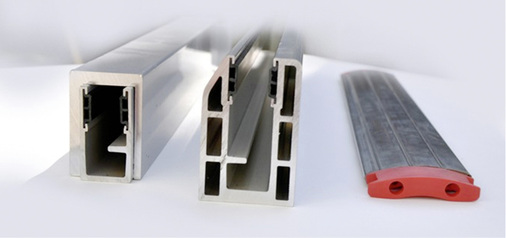 
Nur solche Ausführungen von Rollladenbauteilen, die eine RC-Klasse-Prüfung gemäß DIN EN 1627 bis 1630 bestehen, dürfen als einbruchhemmend bezeichnet werden. Andere Normen und Richtlinien (z. B. TR 111), die den Begriff einbruchhemmend benutzen, sind nicht regelkonform und damit zumindest teilweise nicht anzuwenden.



