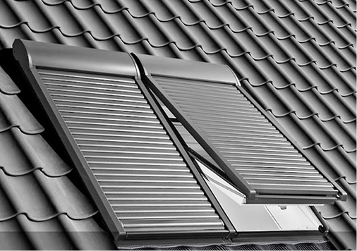 
Bei Dachflächenrollläden bringt die Austellerfunktionen viele Vorteile, weil der Rollladen in Kombination mit dem Velux-Fenster ausgestellt werden kann.



