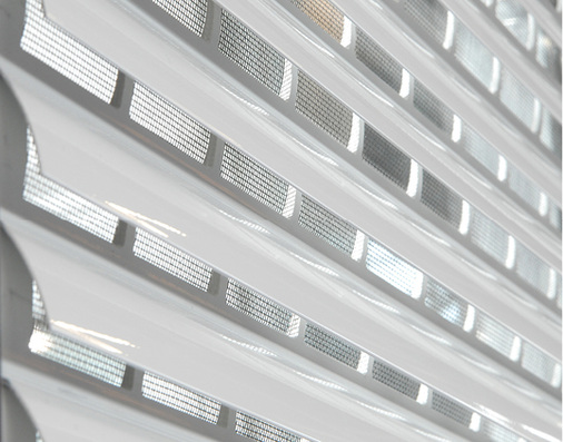 
Einen ganz anderen Weg geht das Unternehmen Biroll. Hier kann der runtergelassene Rollladen durch Aufklappen der Rollladenstäbe quasi ausgestellt werden.



