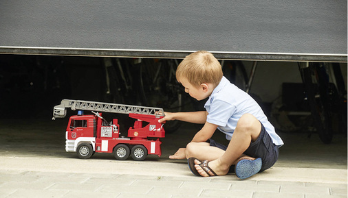 <p>
</p>

<p>
Kinder haben überhaupt kein Sicherheitsempfinden, wenn sie draußen spielen. Da gilt es besonders gut darauf zu achten, dass auch das private Garagentor regelmäßig auf seine sichere Funktion überprüft wird.
</p> - © Foto: Aperto Torantriebe

