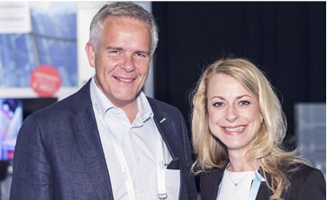 



Christoph Schmidt von Aussteller Bohle im Gespräch mit glasstec Direktorin Birgit Horn.
