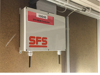 
Der Controller an der Hallendecke speichert sämtliche an den Regalen ausgelösten Einzelbestellungen bis zur wöchentlichen Sammelbestellung bei SFS intec.
