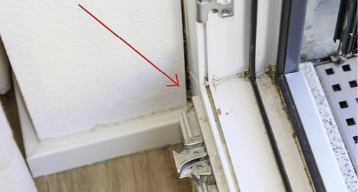 
Ein Wegdrehen der Ecken hat zur Folge, dass sich zwischen Anputzleiste und Fensterrahmen ein Spalt öffnet. Häufig zeigt sich hier eine Undichtigkeit. Aber selbst wenn das Fenstersystem dicht bleibt, ist dies für den Endkunden häufig ein Zeichen, dass an den Elementen etwas „nicht stimmt“.

