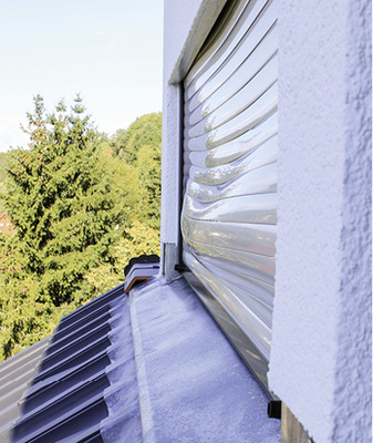 
Ungefähr einen Meter unter diesem Rollladen befindet sich eine Solaranlage, die eine unzulässige Wärme-Einstrahlung auf den Rollladen erzeugt. Temperaturen von ca. 100 °C sind dabei entstanden. Bei diesen Temperaturen versagen alle im Markt befindlichen Systeme. Wenn möglich und erkennbar muss ein solcher Auftrag abgelehnt werden. Hier liegt aber eindeutig ein Planungsfehler vor.

