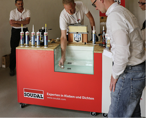 <p>
</p>

<p>
An einzelnen Stationen wurde die Leistungsfähigkeit der verschiedenen Soudal-Produkte demonstriert, wie zum Beispiel das Kleben unter Wasser. 
</p> - © Fotos: Soudal

