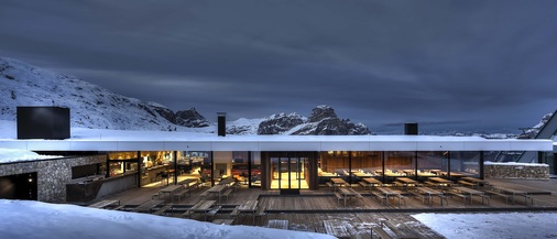 Die Piz Boè Alpine Lounge ist eine futuristisch anmutende Oase für Alpintouristen im Sommer wie im Winter.