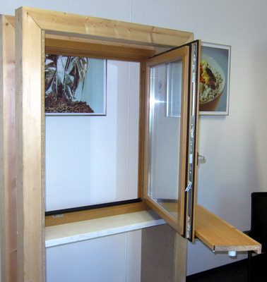 Ansicht des geöffneten Fensters mit ausgefahrenem Fensterbrett.