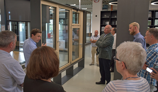 Auch ein Schulfenster wird präsentiert, das den speziellen Anforderungen von Schulgebäuden - insbesondere der ift-Richtlinie FE-16/1, Einsatzempfehlungen für Fenster in Schulbauten - Rechnung tragen soll.