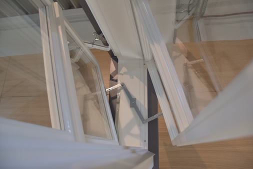 Hier werden auch besondere Beschlagsentwicklungen gezeigt, wie die Möglichkeit, Oberlichter eines Kastenfensters gleichzeitig zu öffnen.