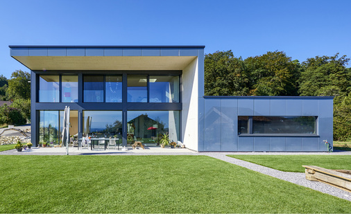 <p>
</p>

<p>
Um eine hohe Transparenz sowie eine effiziente Tageslichtnutzung zu erzielen, besitzt die Fassade viele große Glaselemente. 
</p> - © Fotos: Hector Egger Holzbau AG

