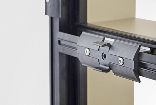 



Das Schnellverglasungs-System mit Andruckhaltern ermöglicht eine lineare Verglasung mit Kurzstücken und erspart dem Metallbauer so einige Arbeitsschritte.
