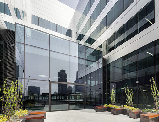 



Die ISO-Einheiten der Glasfassade sind mit Sicherheitsglas aufgebaut, eine Standard-Einheit, die sich aus 10 mm TVG/16 mm SZR/12 mm VSG + 1,52mm PVB zusammensetzt.
