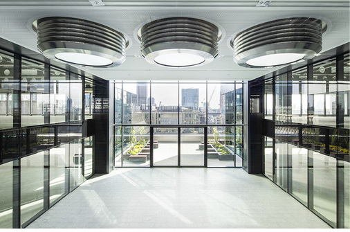 <p>
</p>

<p>
Das Gebäude aus der Feder von Make Architects wirkt wie ein stahlummantelter Zylinderblock (l.). Doch auch das Innere ist eindrucksvoll.
</p> - © Foto: John Madden

