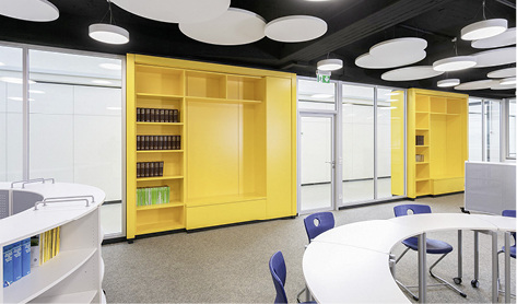 <p>
</p>

<p>
… finden ihr Pendent im Inneren des Schulgebäudes in Form von gelben Systemflurwänden der feco Systeme GmbH aus Karlsruhe. 
</p> - © Nikolay Kazakov / feco

