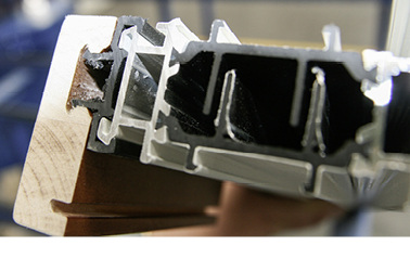 



Bereits „verheiratet“ werden die Profile von Mixall an die Aluminiumfensterbauer geliefert.
