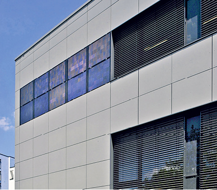 
Die Südwestfassade des Fraunhofer ISE in Freiburg mit TPedge-Modulen
