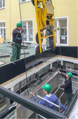 



… und durch die Dachöffnung in den Innenhof gehoben, wo sie dann …
