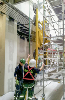 



… zu Vitrinen verklebt und an der Dachkonstuktion aufgehängt wurden.
