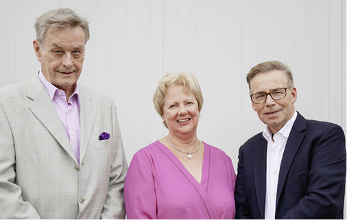 
Holger und Marion Kramp mit Geschäftsführer Ralf Okonnek (r.)
