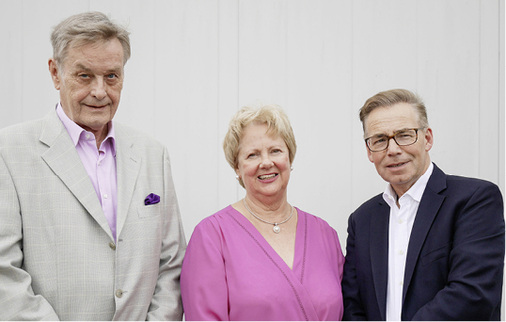 <p>
Holger und Marion Kramp mit Geschäftsführer Ralf Okonnek (r.)
</p>
