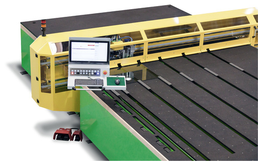 



01: Innovation von Hegla: Die neue RapidLam ritzt mit ihrem patentierten Schneidverfahren und exakten Greifern präzise Formen und Modelle aus Verbundsicherheitsglas in nur einem Arbeitsgang.
