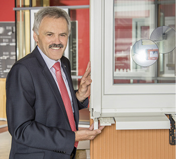 



Hermann Gempel, Bereichsleiter Baubeschlag, demonstriert das neue Entwässerungsmodul Delta, dass das Gewerkeloch in der Ecke der Fensterbank löst. 
