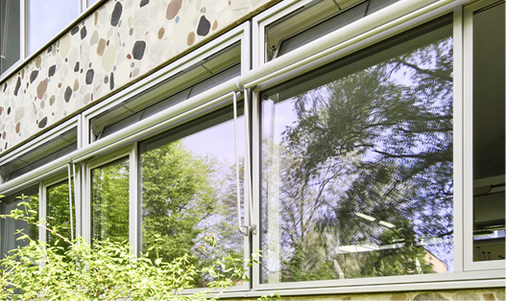 



Die Kippflügel im oberen Bereich der Fensterelemente sind zur kontrollierten natürlichen Belüftung mit motorischen Antrieben ausgestattet.
