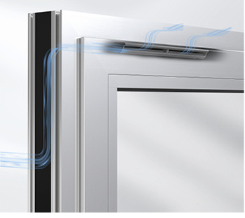 



VentoAir: Bei stärkeren Windgeschwindigkeiten regelt die Lüfterklappe die einströmende Luft, unangenehme Zuglufterscheinungen werden verhindert. 
