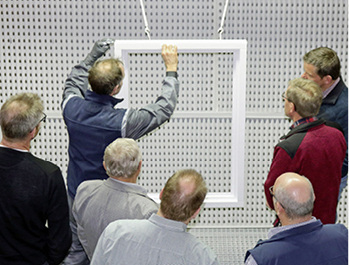 



Bei der Kundenschulung im Kompetenzzentrum Holzoberfläche auf dem Remmers-Gelände wurde auch die manuelle Applikation demonstriert.
