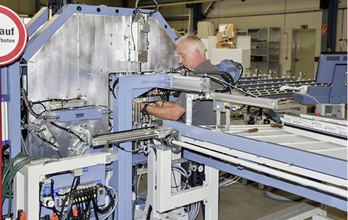 
Hier wird gerade ein Bearbeitungszentrum bei Rotox bestückt. Kunden müssen aufgrund der hohen Nachfrage mit einigen Monaten Lieferzeit rechnen. 
