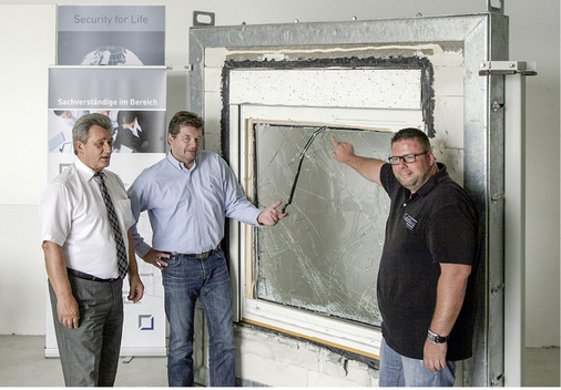 



Wolfgang Grub (v. l.), GLASWELT-Fachredakteur Camillo Kluge und Alexander Dupp nahmen vor dem Gespräch ein auf Einbruchschutz getestetes Fenster unter die Lupe.
