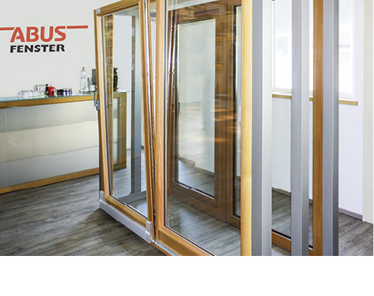 
Der Wechsel auf das neue Beschlagprogramm „Patio Alversa“ ist in der Ausstellung des oberbayerischen Unternehmens bereits vollzogen. Davon können sich Handelspartner und Besucher live überzeugen.
