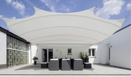 



Sonnensegel können bei großen Außenflächen neue temporäre Räume schaffen. Befestigung und Gestaltung der Segelformen stellen allerdings hohe technische Anforderungen an die ausführenden Unternehmen. 
