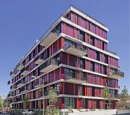 



Mit Schiebeläden lassen sich fast alle Oberflächen an einem Gebäude realisieren. Ob durch Farbe oder Material macht dabei keinen Unterschied, wenn der Hersteller wie bei diesem Beispiel die Technik beherrscht. 
