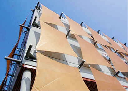 



Textile Flächen und ihre Gestaltungsmöglichkeiten spielen in der Architektur mehr und mehr eine Rolle bei der Beschattung von Gebäuden.
