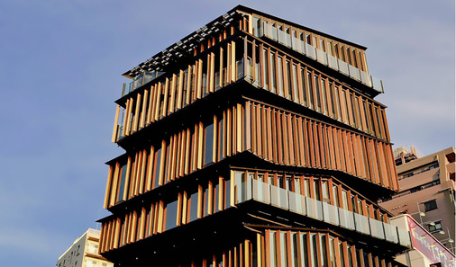 



Feststehender Sonnenschutz kann z. B. mit vertikalen Lamellen sehr effektiv ausgeführt werden. Bei der Planung bedingt es aber auch entsprechender Berechnungen, damit die Räume optimal beschattet werden können.
