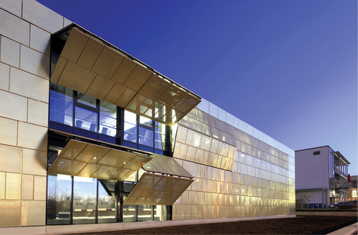 



Mit Hebefaltläden können Fassaden flächenbündig verschlossen und durch entsprechende Materialauswahl trotzdem Transparenz an den Arbeitsplätzen geschaffen werden.
