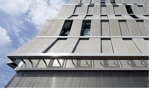 



Schiebeläden können mit entsprechenden Konstruktionsdetails auch schräg an der Fassade angeordnet und verfahren werden. 
