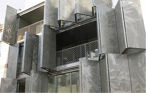 



Auch Faltläden lassen sich in großen Dimensionen und zur Gestaltung einer flächenbündigen Fassade herstellen. Geöffnet nehmen sie wenig Platz an der Fassade ein.
