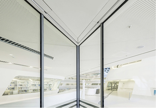 



Rechte Winkel sind im Gebäude kaum zu finden.
