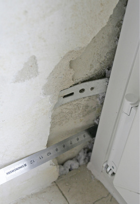 



Auch wenn die Fenster nicht immer so weit nach außen gesetzt werden, werden häufig die bekannten dünnen Befestigungslaschen verwendet. Eine Hinterfütterung an den Befestigungsstellen oder den Schließstellen fehlt häufig.
