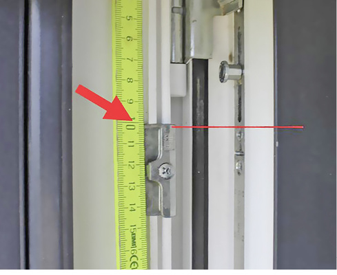 



Nicht passgenau gesetzte Schließteile sind immer wieder zu sehen. Hier gelangt der Pilzzapfen jedoch nicht einmal ansatzweise in das Schließteil.
