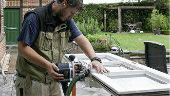
Philipp Kersen fräst an den alten Holzfenstern die Beschlagsnut.
