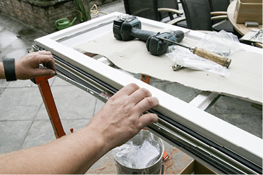 
Schließlich werden die neuen Beschläge, hier der Titan Safety Plus von Siegenia, angebracht.
