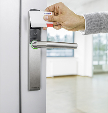 
Unter anderem mit nur einer Keycard haben die Mitarbeiter von Schott nun an allen Standorten ihre Zutrittsberechtigungen.



