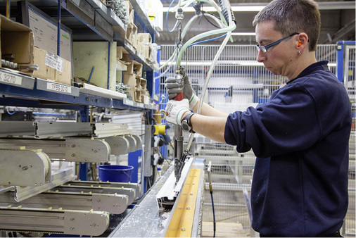 <p>
</p>

<p>
Bei der Herstellung sicherer Fenster ist bei Helmut Meeth erst ab RC 3 Handarbeit erforderlich.
</p> - © Fotos: Helmut Meeth GmbH & Co. KG

