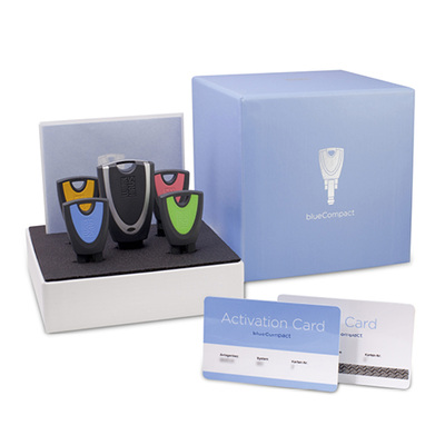 



blueCompact besteht aus einer Aktivierungs- und einer Codekarte, elektronischen Standardschlüsseln, einem aktiven Masterkey sowie den elektronischen Schließzylindern.
