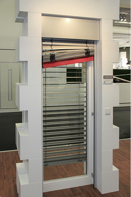 



Ein kalkuliertes Verkanten der Unterschiene dient bei dieser Lösung von Flexalum zur Sicherung des Behangs, wenn er hochgeschoben wurde.
